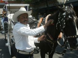 Desde hace cuatro década, Ignacio Aceves maneja su calandria por las calles de la ciudad. E. FLORES  /