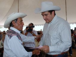 El alcalde Héctor Vielma (derecha) encabezó la entrega de apoyos. ESPECIAL  /