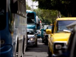 Calles de Guadalajara registraron una fuerte carga vehicular ante el cierre en Avenida Alcalde por obras de pavimentación. A. HINOJOSA  /