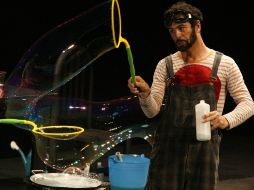 Burbujas mágicas cosechó aplausos y expresiones de asombro en la función que ofreció ayer por la noche en el Teatro Diana. M. FREYRÍA  /