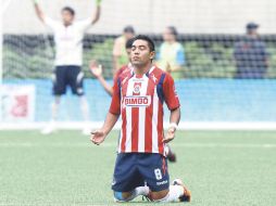 Al estilo ''Chícharo'', Marco Fabián, de Chivas, reza antes del juego para que a su equipo gane. MEXSPORT  /