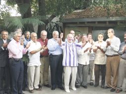 Fékete (al centro con camisa a rayas moradas) estuvo acompañado de sus amigos. E. PACHECO  /