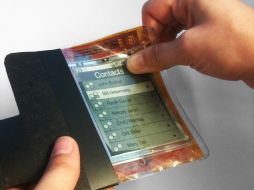 El teléfono funciona doblando la pantalla flexible. EFE  /