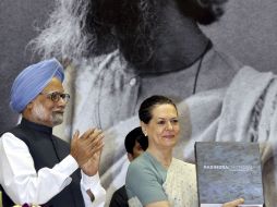 Manmohan Singh (izq) y la presidenta del partido Alianza Progresiva Unida, (dcha), presenta el libro ‘Rabindra Chitravali'. EFE  /