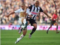 Humberto Suazo (der.) del Monterrey disputa el balón ante Dario Verón. EFE  /