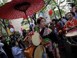 Un grupo de manifestantes vestidos con ropa tradicional  participan en las protestas anti nucleares en Tokio. EFE  /