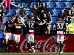 Giovani dos Santos festeja con sus compañeros del Racing de Santander sus dos anotaciones. AFP  /