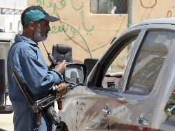Un combatiente rebelde libio revisa un carro. EFE  /