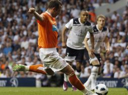 Charlie Adam del Blackpool en busca del dominio del balón. REUTERS  /