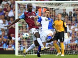 El jugador del West Ham United's, Carlton Cole, compite por el balón con Gael Givet de Blackburn. AP  /