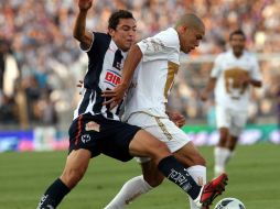 El defensa universitario, Darío Verón, durante el partido de ida ante Monterrey. MEXSPORT  /