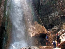 En las tres cascadas puedes hacer un descenso en cuerdas o caminar por las verdes veredas.ELUNIVERSAL  /