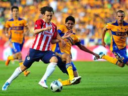 Omar Arellano (izq.) disputa un balón con el defensa Hugo Ayala de Tigres durante el partido. EFE  /
