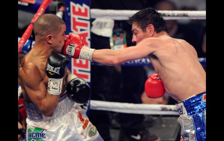El ''Travieso'' conecta un derechazo al rostro del puertorriqueño Wilfredo Vázquez jr. AFP  /
