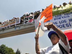 Activistas y cientos de personas cansadas por la violencia participan en la marcha por la paz. NTX  /