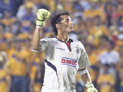 El arquero rojiblanco, Luis Michel, festeja el pase a semifinales. MEXSPORT  /