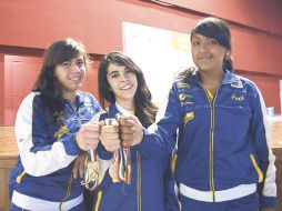 Jessica Núñez, Camila Velarca y Karen Sánchez muestran sus preseas doradas. ESPECIAL  /
