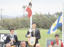 Hugo de Alba Jr. (centro) disputó la final ante un argentino y un portugués. ESPECIAL  /