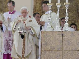 El Papa Benedicto XVI durante la multitudinaria misa celebrada en el parque San Giuliano de Mestre. EFE  /