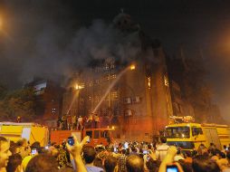 Bomberos tratan de extinguir el fuego de la iglesia. EFE  /