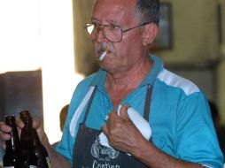 La agrupación, que cuenta con aproximadamente 320 meseros agremiados, trabaja ahora solamente a un 60 por ciento. ARCHIVO  /