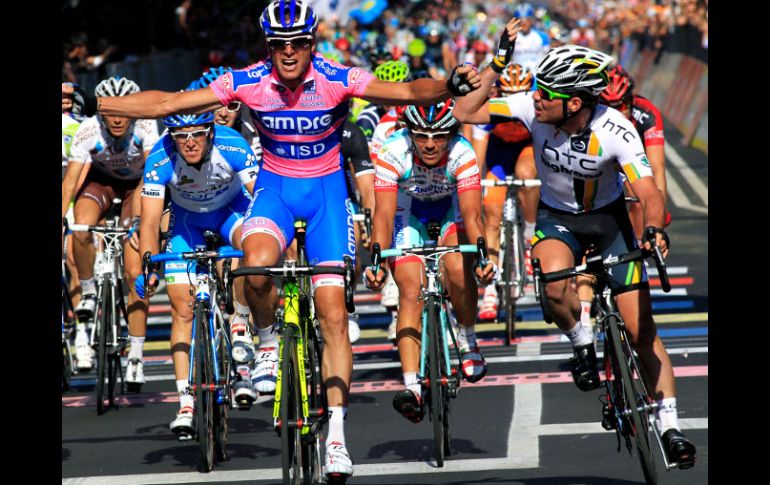 Alessandro Petacchi y Mark Cavendish (derecha) al cruzar la línea final de la segunda etapa del Giro. AFP  /
