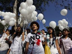 Miles de personas siguen la marcha blanca contra la violencia. AP  /