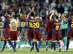 Los jugadores del FC Barcelona saludan a la afición al término del partido ante el Espanyol. EFE  /