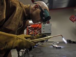 Los empleados pueden alejarse de sus computadoras y soldar, perforar y serruchar con maquinaria cara. AP  /