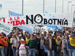 La manifestación se llevó a cabo en el puente que une a Gualeguaychú con Fray Bentos. EPA  /
