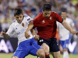 El defensa del Zaragoza, Javier Paredes (i) pugna por el balón con el delantero de Osasuna Kike Sola. EFE  /