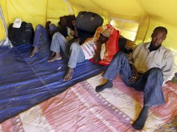 Refugiados de varias nacionalidades han pasado de Libia a Túnez huyendo de la sangrienta rebelión contra el líder libio, Gadafi. EFE  /