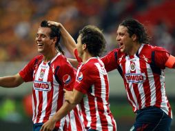 El defensa de Chivas, Mario de Luna, festeja con sus compañeros. MEXSPORT  /