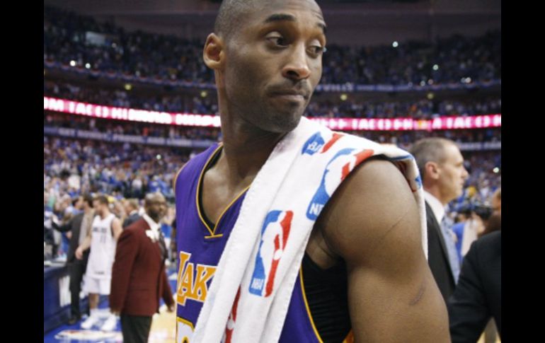 El jugador de los Lakers, Kobe Bryant, tras la fatal derrota ante los Mavericks. AP  /