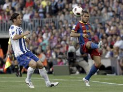 Dani Alves despeja un balón ante la presión del delantero argentino del RCD Espanyol, Daniel Osvaldo. EFE  /