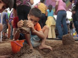 Algunos pequeños aprovecharon la ocasión para construir castillos de arena en la playa artificial en Plaza de la Liberación. S. NÚÑEZ  /