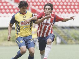 El defensa azulcrema, Érik Pimentel, disputa la pelota con el mediocampista rojiblanco, Juan Pablo Orozco. E. PACHECO  /