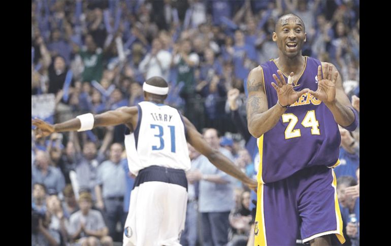 Kobe Bryant (24) reclama una jugada, mientras Jason Terry celebra el acierto de un triple. AFP  /