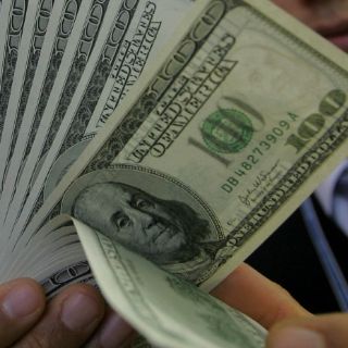 Surge mercado negro de dólares en efectivo