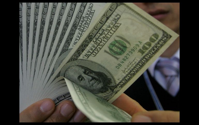 Consideran que las limitaciones en las operaciones con dólares en efectivo generan más la venta informal de la divisa. ARCHIVO  /