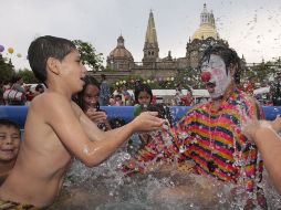 Los pequeños gozaron y se refrescaron en las albercas instaladas en el Centro de la ciudad. S. NÚÑEZ  /