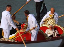 Benedicto XVI cruza en góndola el inicio del Gran Canal de Venecia. AFP  /