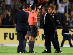 Carlos Reinoso discute con el árbitro Marco Rodíguez. MEXSPORT  /