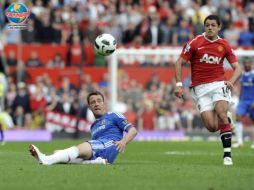 Javier 'Chicharito' Hernández en busca del balón en el pasado duelo ante el Chelsea. EFE  /