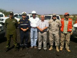 En los días anteriores, Lozano Alarcón (centro) siguió de cerca las labores de rescate en Sabinas. ESPECIAL  /