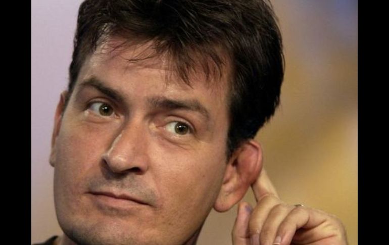 El artista dice que lo hace para que los niños sepan dónde está su madre. REUTERS  /