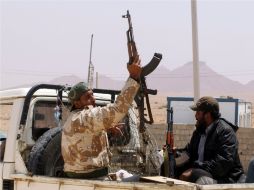 Rebeldes libios en paso fronterizo de Wazin en el lado sur de la frontera con Túnez. EFE  /