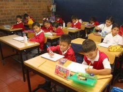 El resto del personal que laborará dedicará el día a la atención de alumnos con bajo rendimiento escolar. ARCHIVO  /