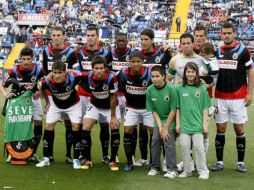Los jugadores del Racing de Santander posan con un carrito de golf y la camiseta con el lema Seve para siempre. EFE  /