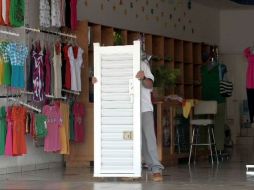 Fueron aseguradas 378 prendas de vestir piratas por parte del Ministerio Público. ARCHIVO  /